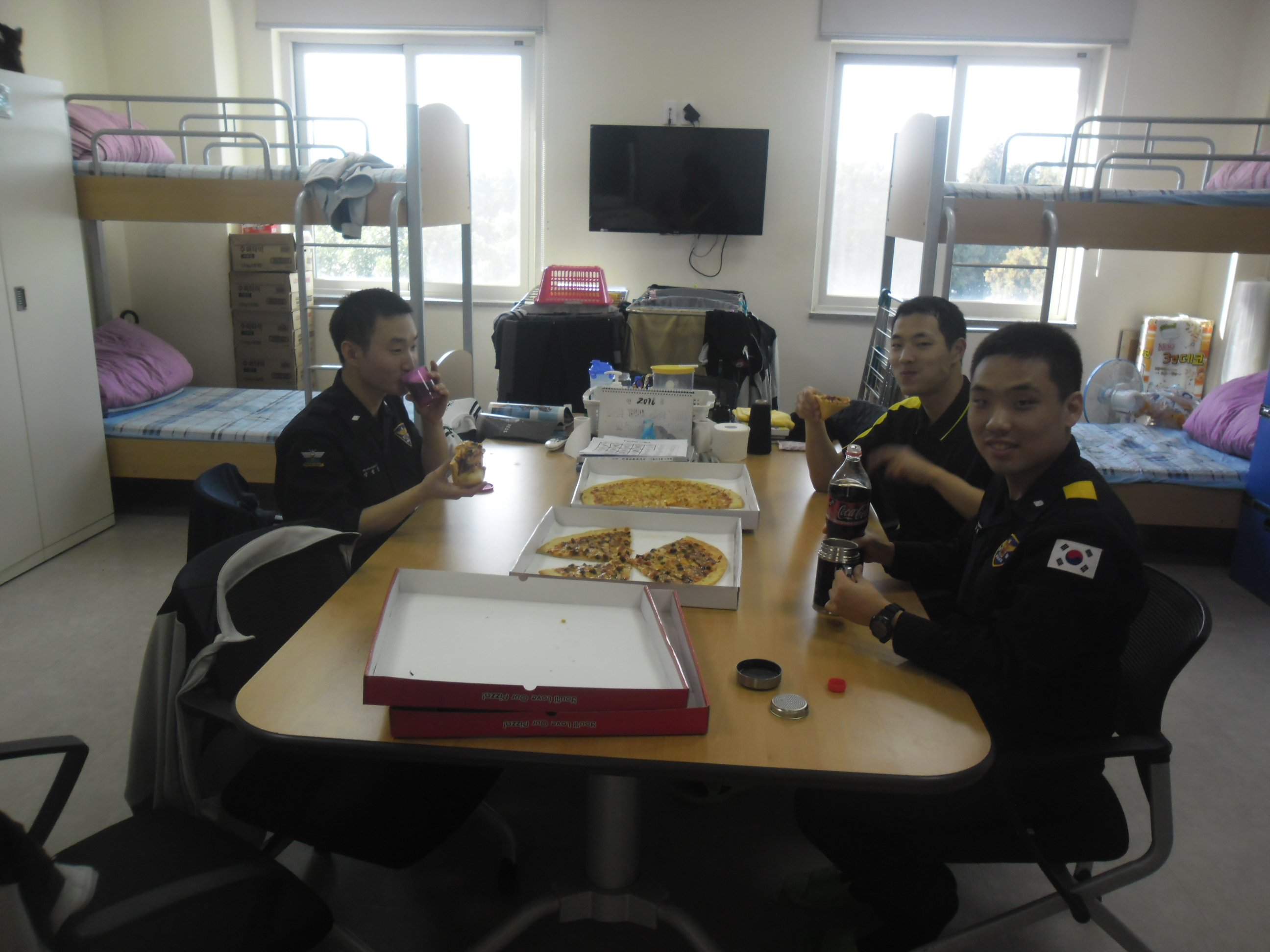 제주해안경비단 121의무경찰대 검열훈련 후 피자