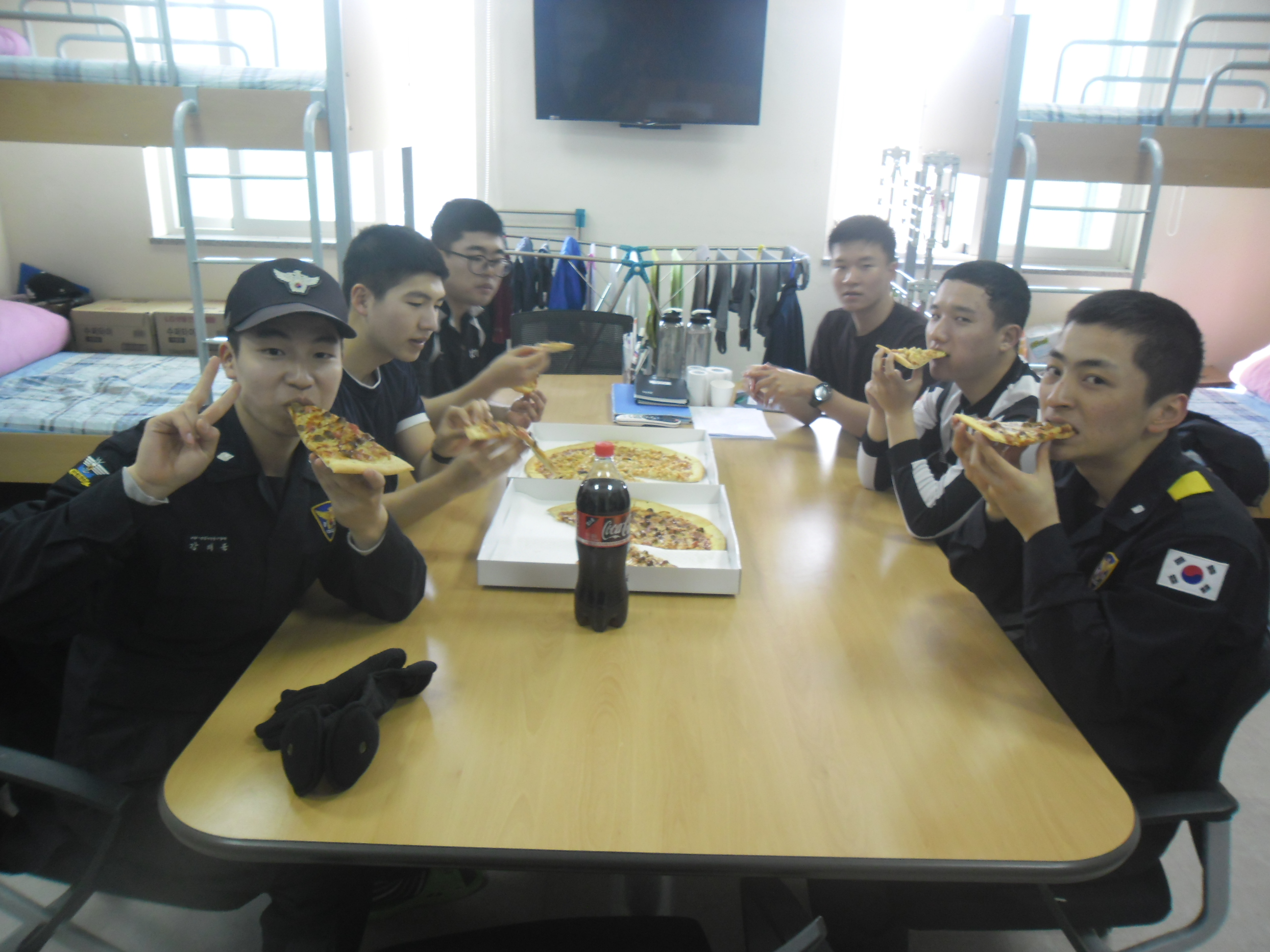 제주해안경비단 121의무경찰대 검열훈련 후 피자