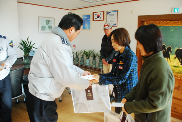 서부서, 설 명절 맞을 맞아 주무관에게 격려품 전달